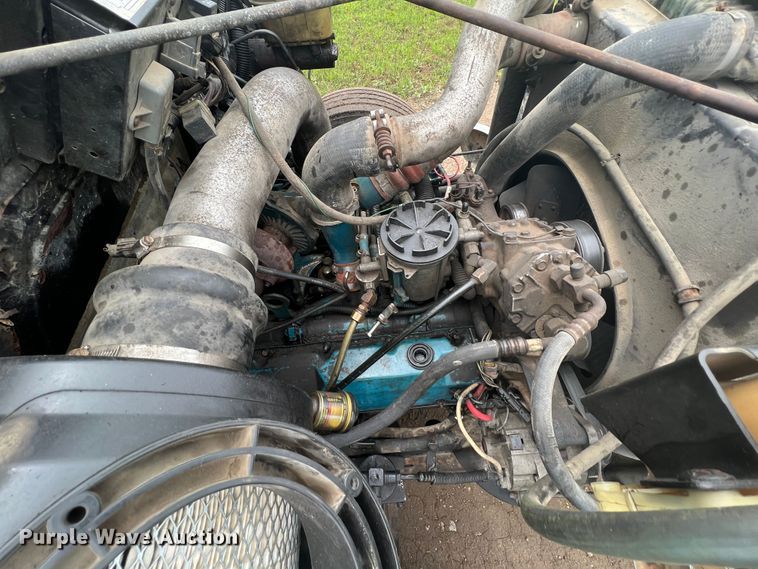 image for item HL9025 1997 International 4700  rollback truck