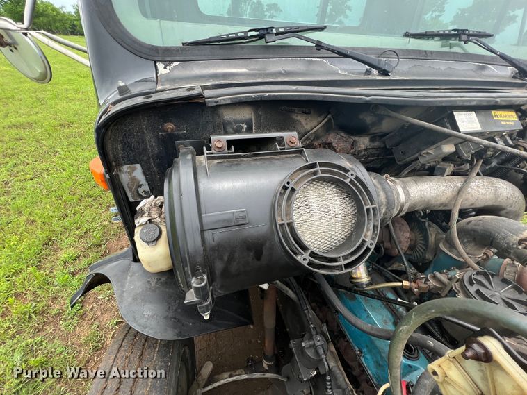 image for item HL9025 1997 International 4700  rollback truck