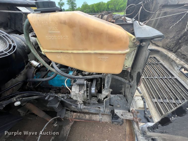 image for item HL9025 1997 International 4700  rollback truck