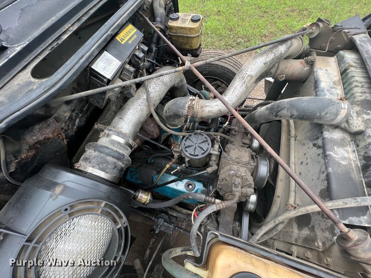 image for item HL9025 1997 International 4700  rollback truck