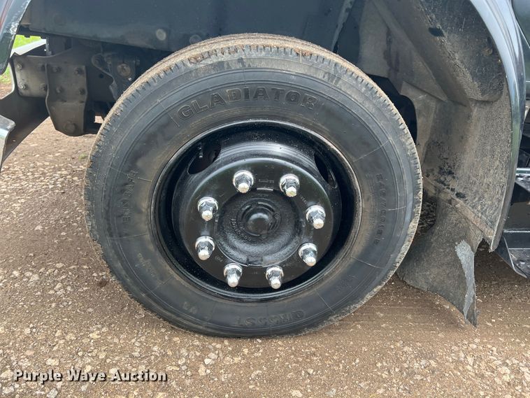 image for item HL9025 1997 International 4700  rollback truck