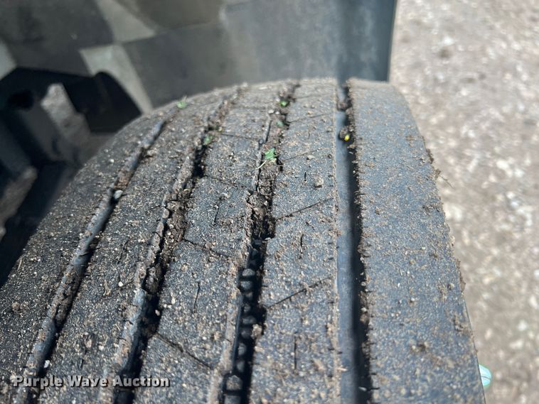 image for item HL9025 1997 International 4700  rollback truck