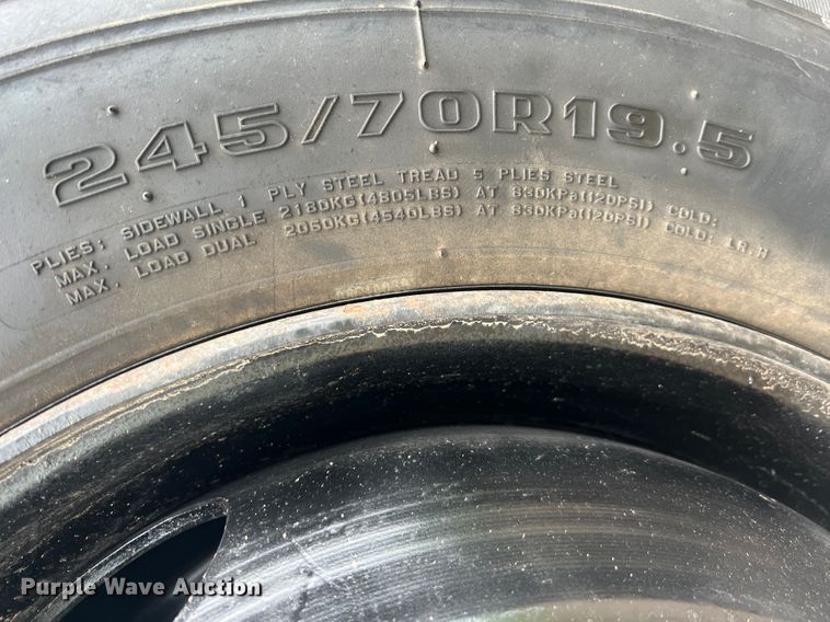 image for item HL9025 1997 International 4700  rollback truck