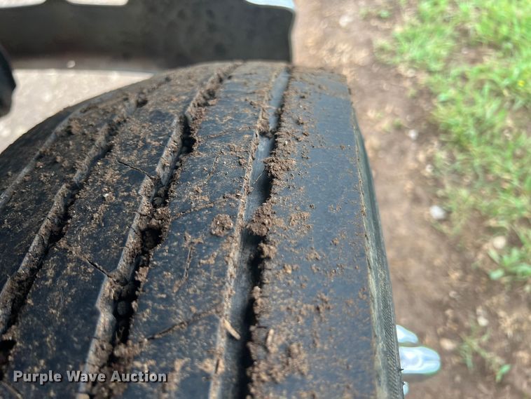 image for item HL9025 1997 International 4700  rollback truck