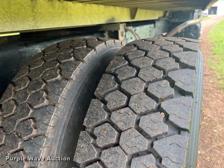 image for item HL9025 1997 International 4700  rollback truck