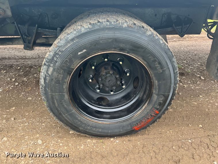 image for item HL9025 1997 International 4700  rollback truck