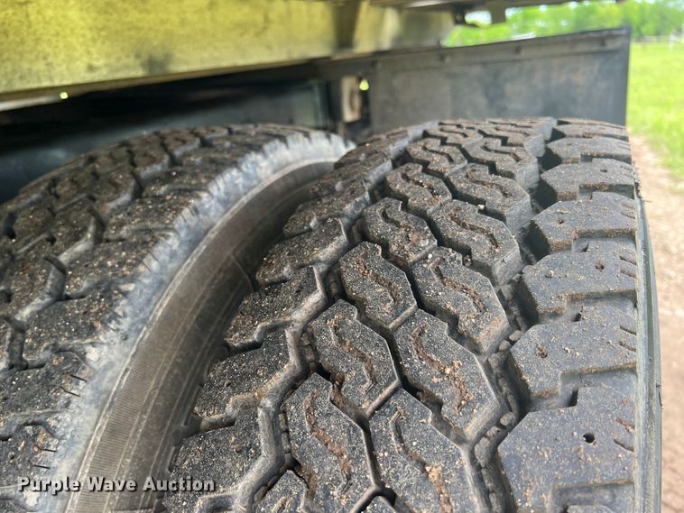 image for item HL9025 1997 International 4700  rollback truck