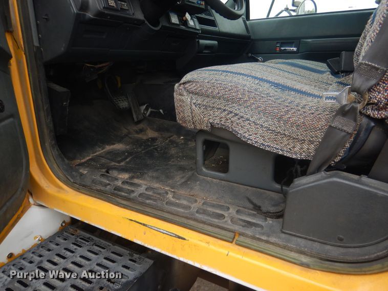 image for item HU9409 1997 Chevrolet C6500  box truck