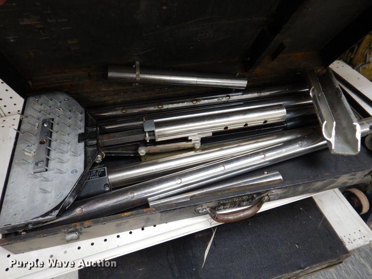 image for item JH9785 (2) carpet stretchers