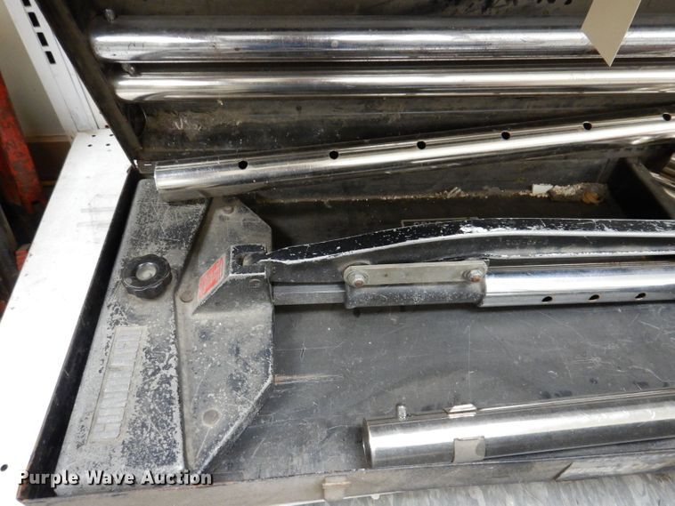 image for item JH9785 (2) carpet stretchers