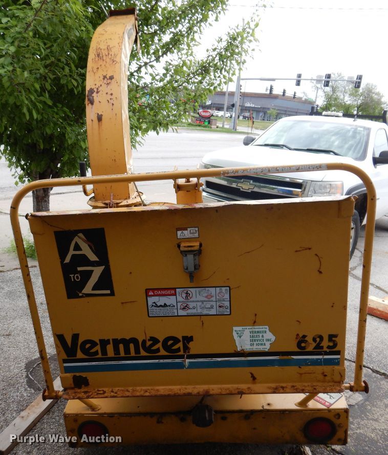 image for item JH9832 1997 Vermeer BC625  wood chipper