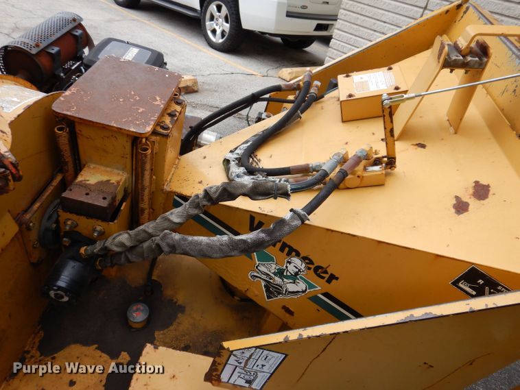 image for item JH9832 1997 Vermeer BC625  wood chipper