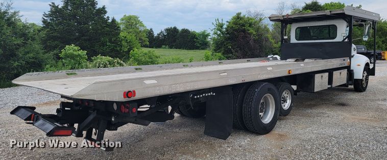 image for item JL9443 2007 Peterbilt 335  rollback truck