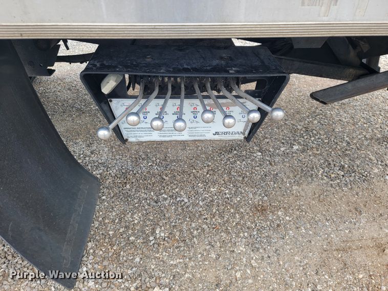 image for item JL9443 2007 Peterbilt 335  rollback truck