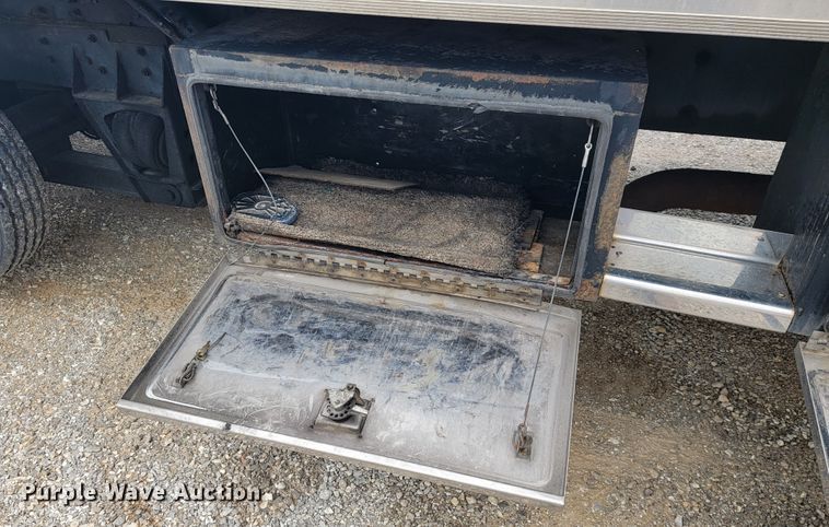 image for item JL9443 2007 Peterbilt 335  rollback truck