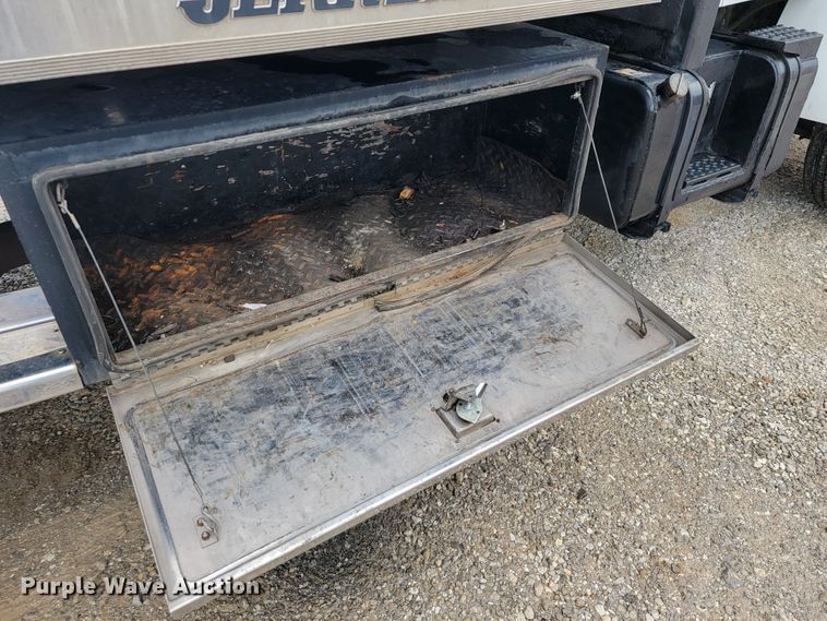 image for item JL9443 2007 Peterbilt 335  rollback truck