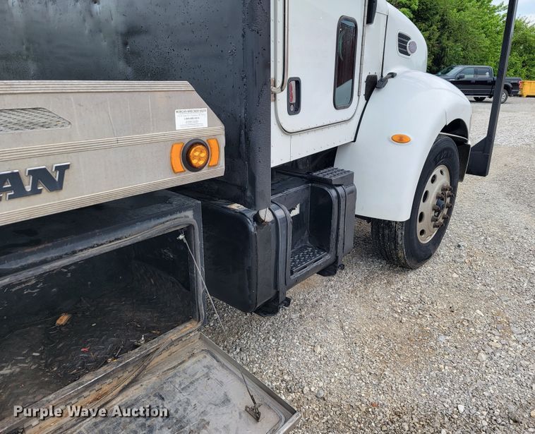 image for item JL9443 2007 Peterbilt 335  rollback truck