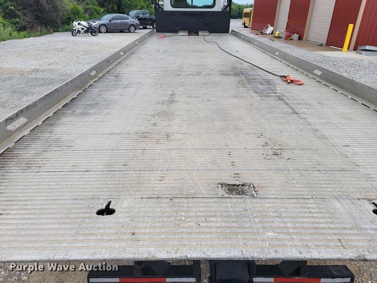 image for item JL9443 2007 Peterbilt 335  rollback truck