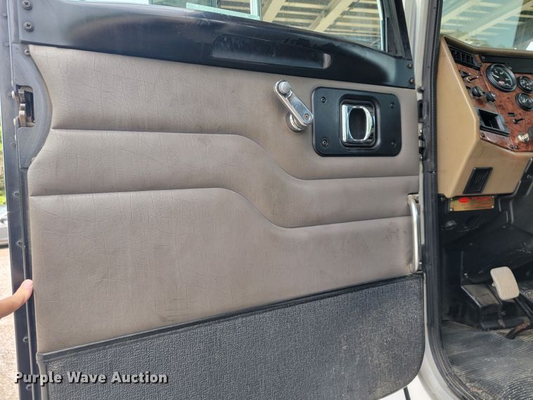 image for item JL9443 2007 Peterbilt 335  rollback truck