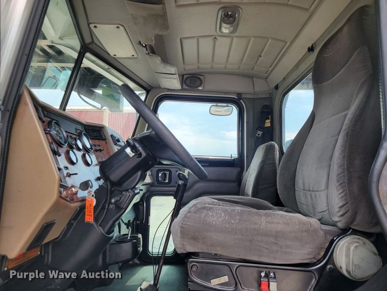 image for item JL9443 2007 Peterbilt 335  rollback truck