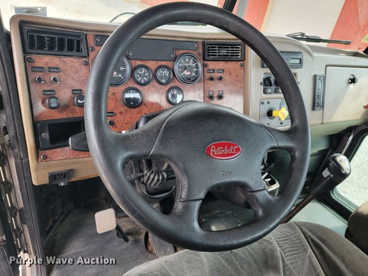 image for item JL9443 2007 Peterbilt 335  rollback truck