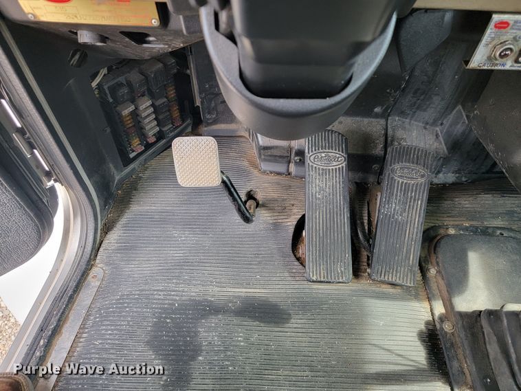 image for item JL9443 2007 Peterbilt 335  rollback truck