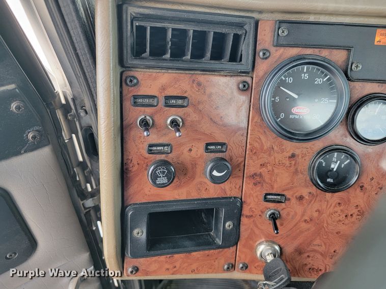 image for item JL9443 2007 Peterbilt 335  rollback truck