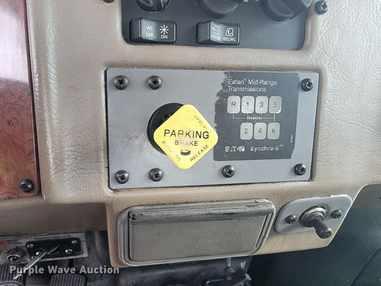 image for item JL9443 2007 Peterbilt 335  rollback truck