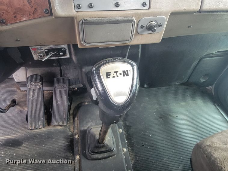 image for item JL9443 2007 Peterbilt 335  rollback truck