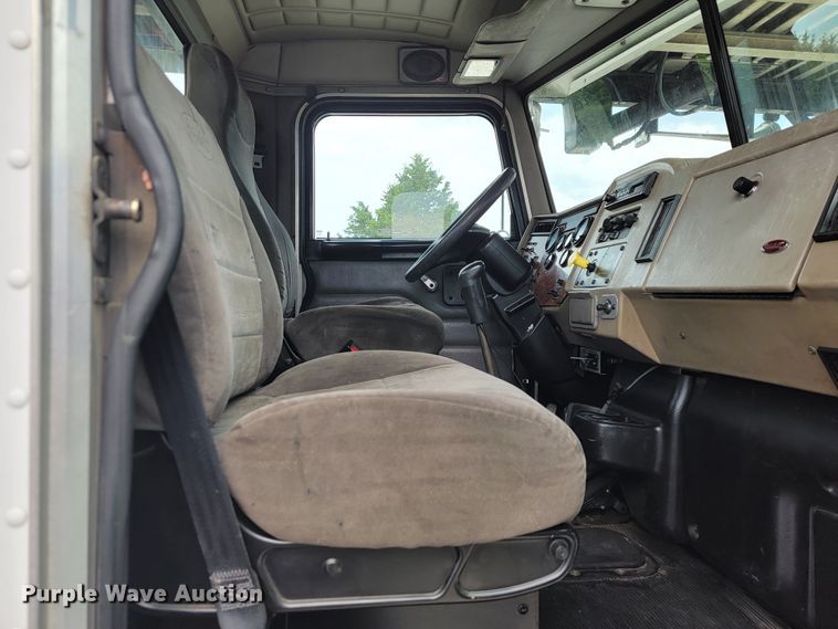 image for item JL9443 2007 Peterbilt 335  rollback truck