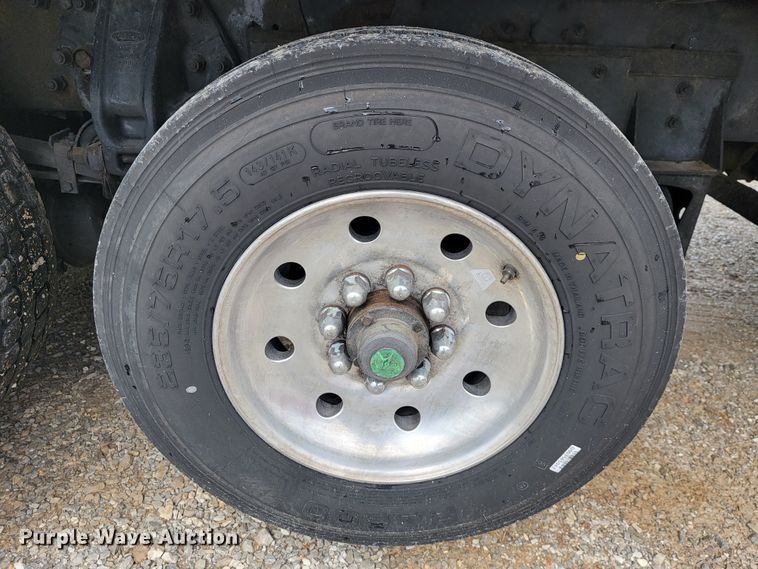 image for item JL9443 2007 Peterbilt 335  rollback truck