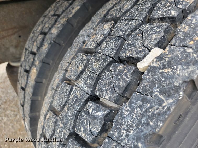 image for item JL9443 2007 Peterbilt 335  rollback truck