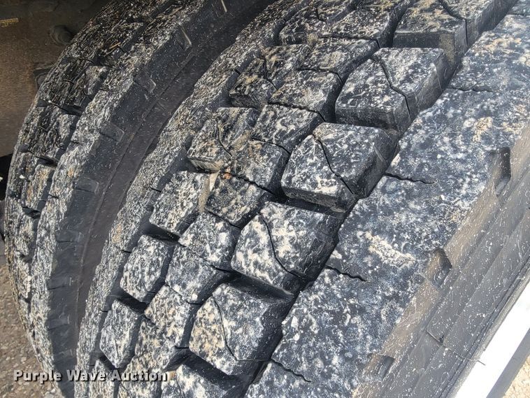 image for item JL9443 2007 Peterbilt 335  rollback truck