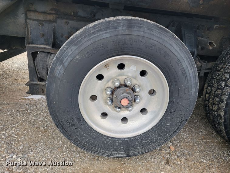 image for item JL9443 2007 Peterbilt 335  rollback truck