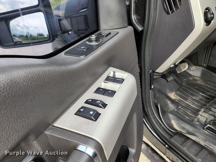 image for item JM9033 2015 Ford F250 Super Duty Lariat  Crew Cab pickup truck