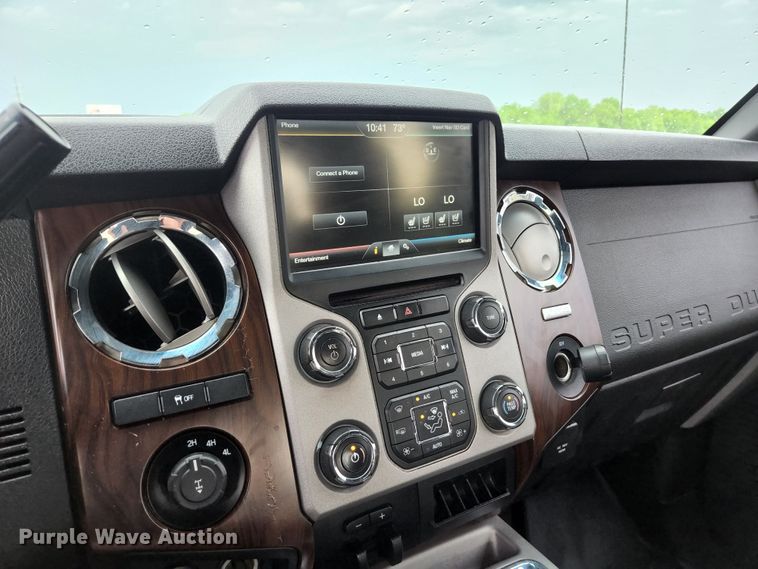 image for item JM9033 2015 Ford F250 Super Duty Lariat  Crew Cab pickup truck