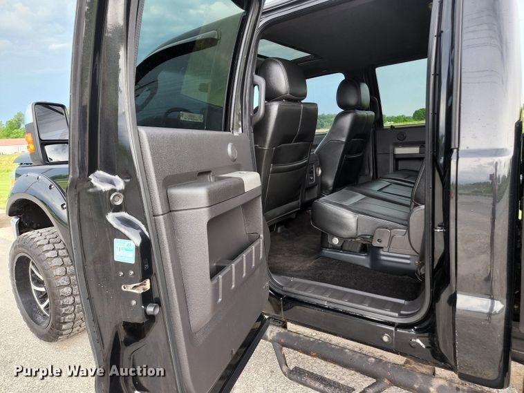 image for item JM9033 2015 Ford F250 Super Duty Lariat  Crew Cab pickup truck