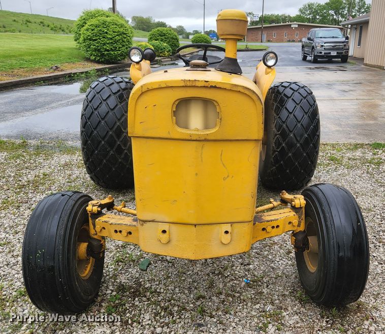 image for item JM9076 1975 John Deere 300  tractor