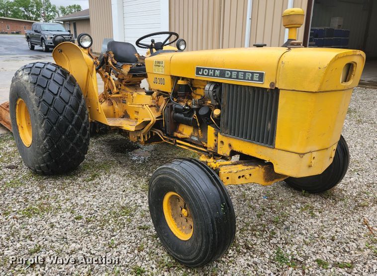 image for item JM9076 1975 John Deere 300  tractor