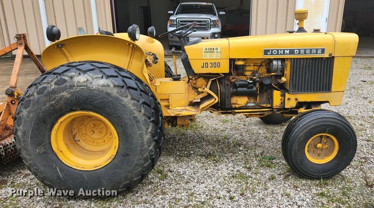 image for item JM9076 1975 John Deere 300  tractor