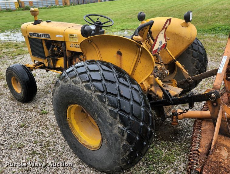 image for item JM9076 1975 John Deere 300  tractor