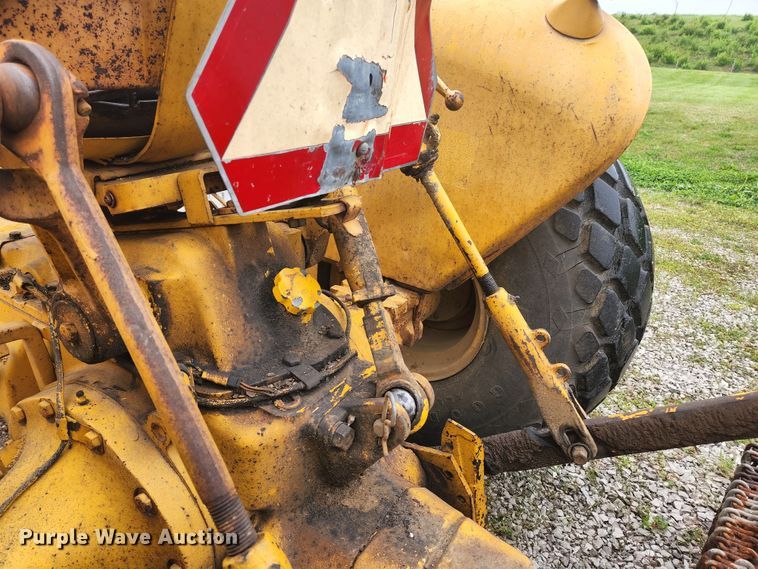 image for item JM9076 1975 John Deere 300  tractor