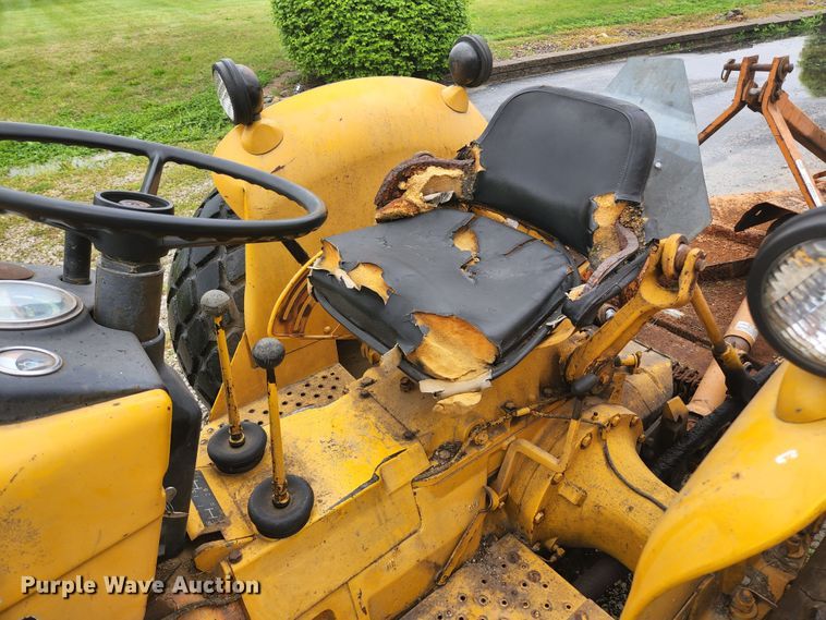 image for item JM9076 1975 John Deere 300  tractor