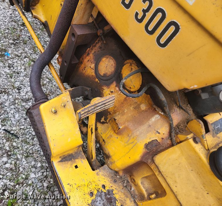 image for item JM9076 1975 John Deere 300  tractor