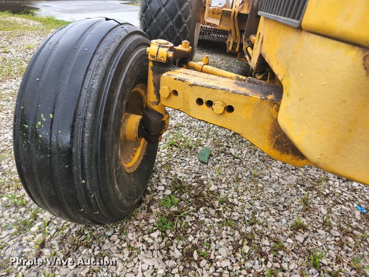 image for item JM9076 1975 John Deere 300  tractor