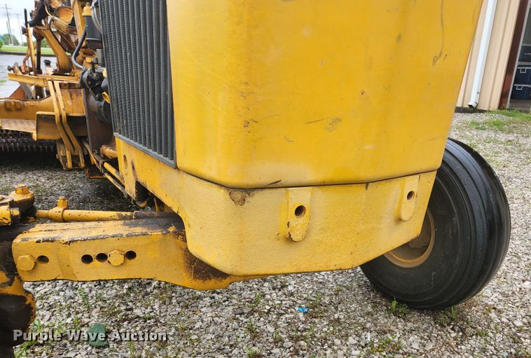 image for item JM9076 1975 John Deere 300  tractor