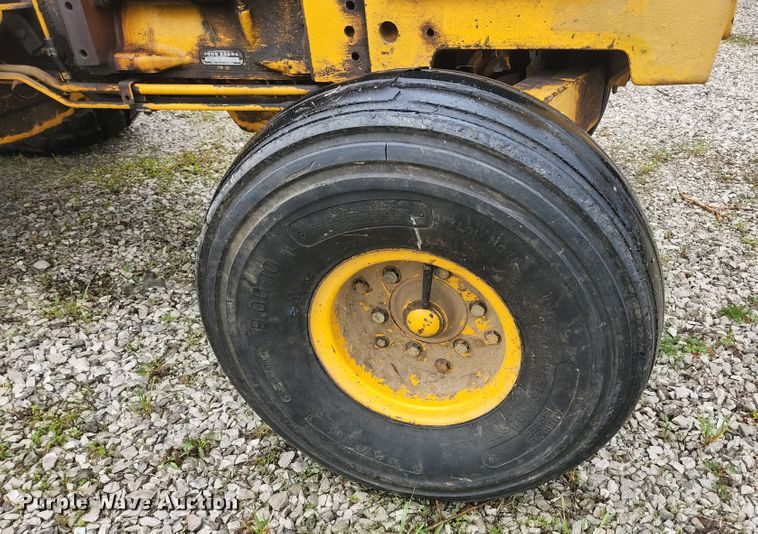 image for item JM9076 1975 John Deere 300  tractor