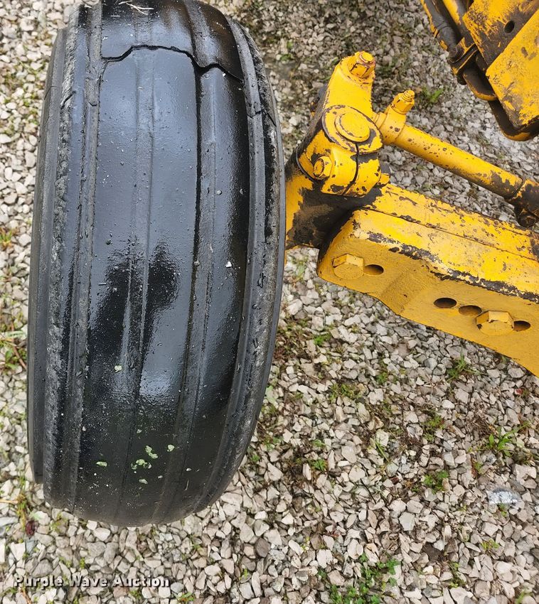 image for item JM9076 1975 John Deere 300  tractor