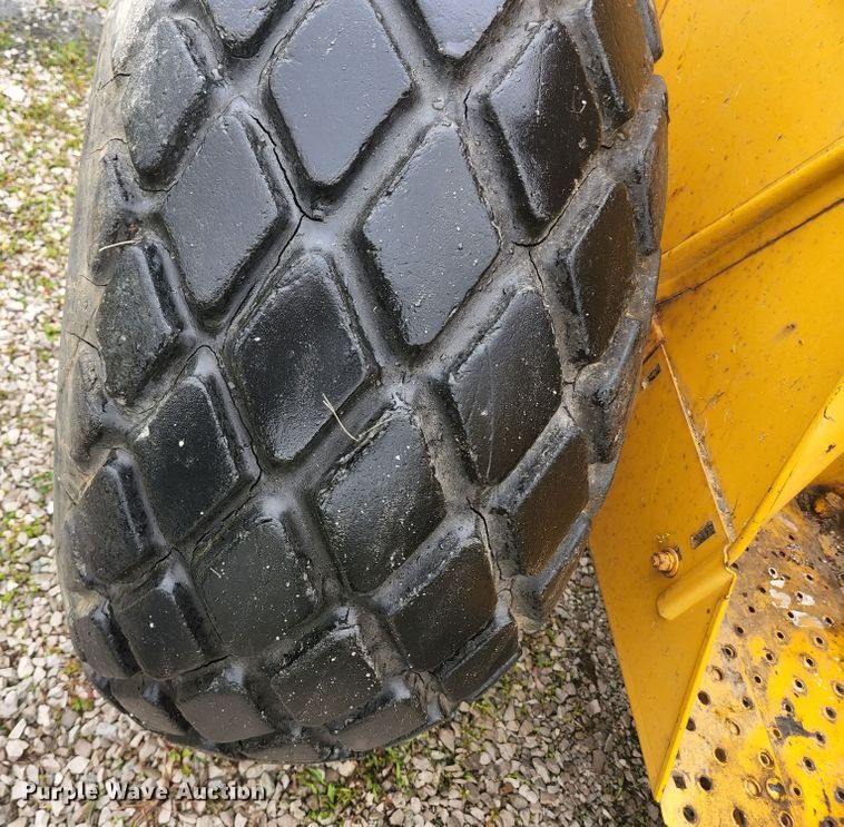 image for item JM9076 1975 John Deere 300  tractor