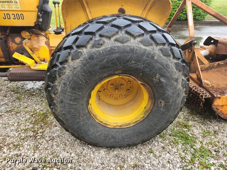 image for item JM9076 1975 John Deere 300  tractor